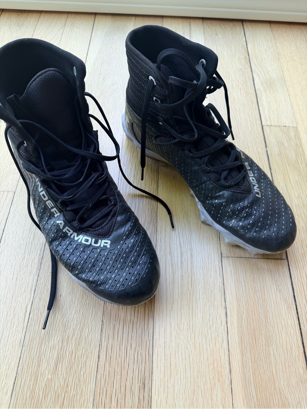 Under Armour Black Lace-Up High-Top Football Cleats 10